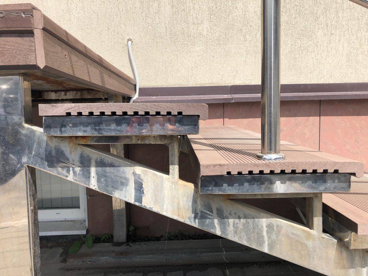 Лестница и площадка из ДПК на каркасе из нержавеющей стали