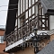 Ограждения и отделка балкона внушительного особняка